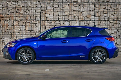 1. Lexus CT 200H (giá: 19,879-26.603 USD).