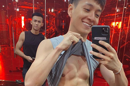 Ngô Kiến Huy vén áo khoe rõ body 6 múi rắn chắc, như thế này ai còn dám nói là photoshop?
