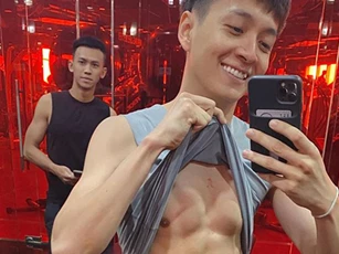 Ngô Kiến Huy vén áo khoe rõ body 6 múi rắn chắc, như thế này ai còn dám nói là photoshop?