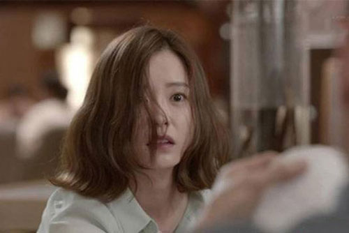 Nửa đêm mẹ chồng nằm ngất trước cửa, tôi sững sờ bị chồng tát