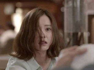 Nửa đêm mẹ chồng nằm ngất trước cửa, tôi sững sờ bị chồng tát