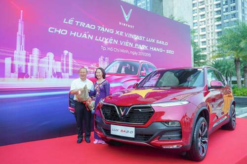 HLV Park Hang-seo được tặng xe VinFast Lux SA 2.0