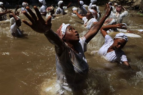 Kỳ lạ nghi lễ thần “nhập” vào người