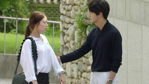 Dù đã cưới vợ mới, chồng cũ vẫn liên tục kiếm cớ để làm điều này