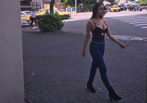 Gái trẻ mặc nội y ra đường khiến dân mạng điên cuồng truy tìm danh tính