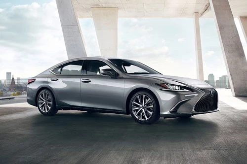 7. Lexus ES 350 (giá khởi điểm: 39.900 USD).