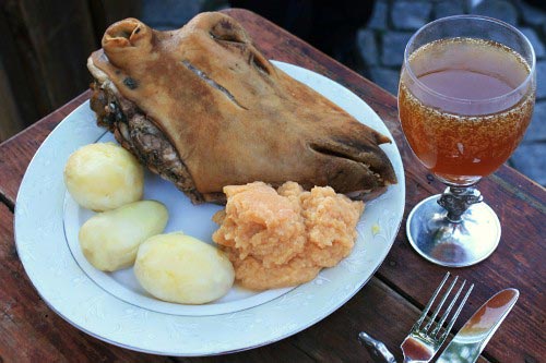 "Khóc thét" với món đầu cừu ghê sợ trên bàn tiệc của người Na Uy