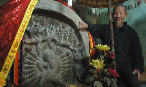 Ly kỳ phiến đá được vua phong hiệu phu nhân