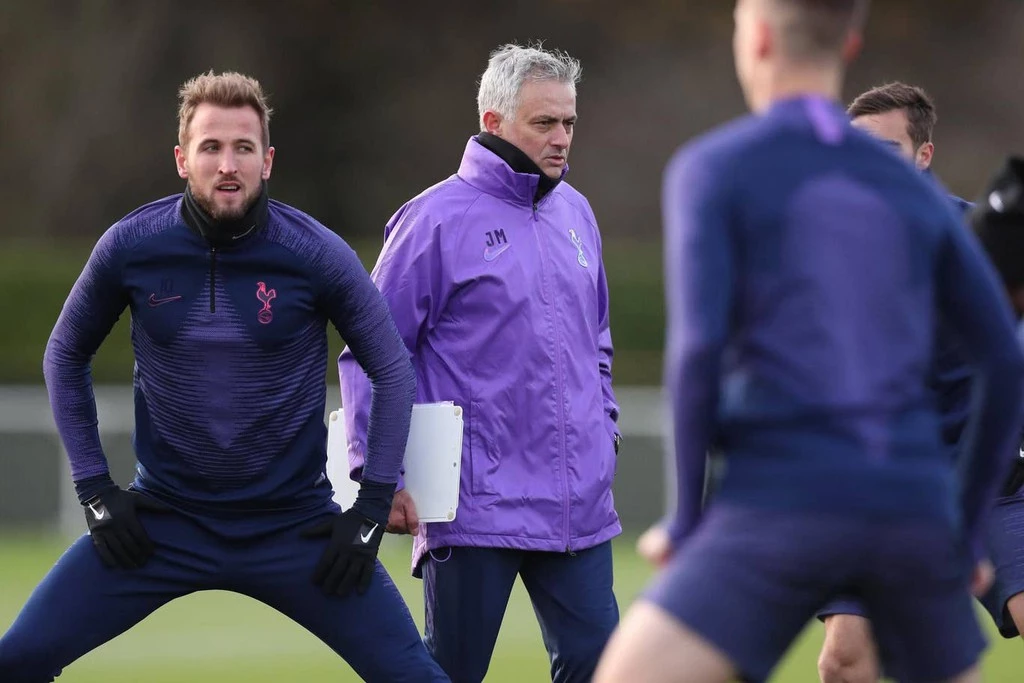 Mourinho khen ngợi Harry Kane trong ngày đầu tiếp quản Tottenham. Ảnh: Internet