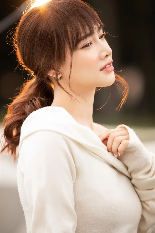 Nhã Phương khoe vẻ đẹp thanh xuân nhưng sao lại trông như "Song Hye Kyo phiên bản Việt" thế này - Ảnh 4.