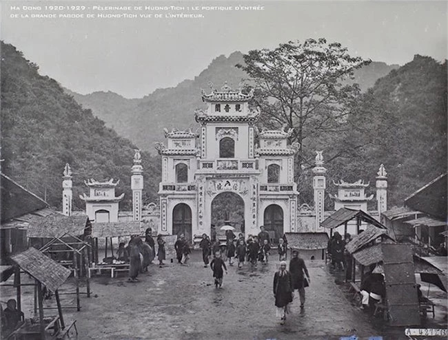 Phía sau cổng tam quan của chùa Hương.
