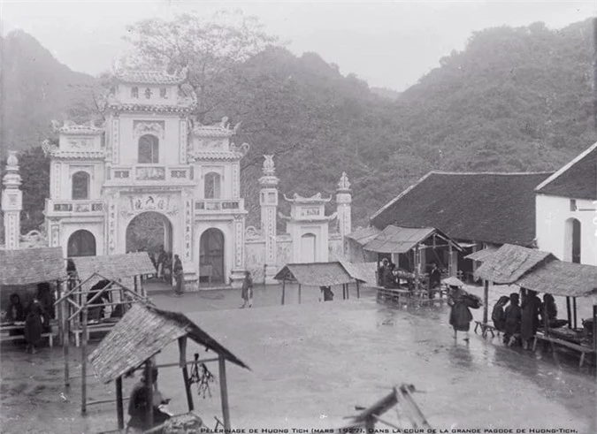 Cổng chùa Hương trong một ngày mưa gió.