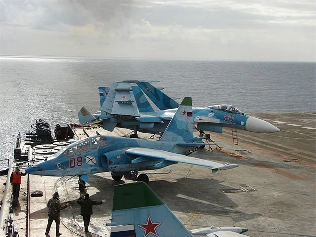 Phi cong Su-33, Su-25UTG Nga buoc phai tap luyen tren tau san bay cu hong?-Hinh-12