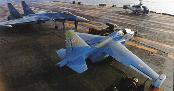 Phi cong Su-33, Su-25UTG Nga buoc phai tap luyen tren tau san bay cu hong?-Hinh-8