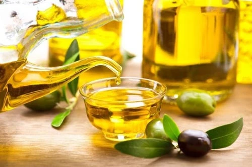 Dầu ôliu giúp giảm lão hóa hiệu quả, không chỉ vậy, chất polyphenol chống oxy hóa trong dầu ôliu cũng có thể làm giảm các gốc tự do gây hại cho da.