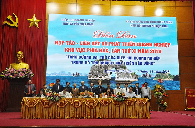 Lãnh đạo các hiệp hội doanh nghiệp địa phương ký giao kết thực hiện nghị quyết diễn đàn.