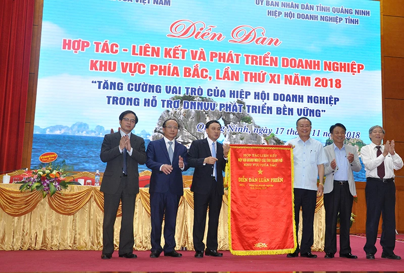 Hiệp hội Doanh nghiệp Quảng Ninh trao cờ luân lưu cho Hiệp hội Doanh nghiệp Phú Thọ đăng cai diễn đàn lần thứ XII.