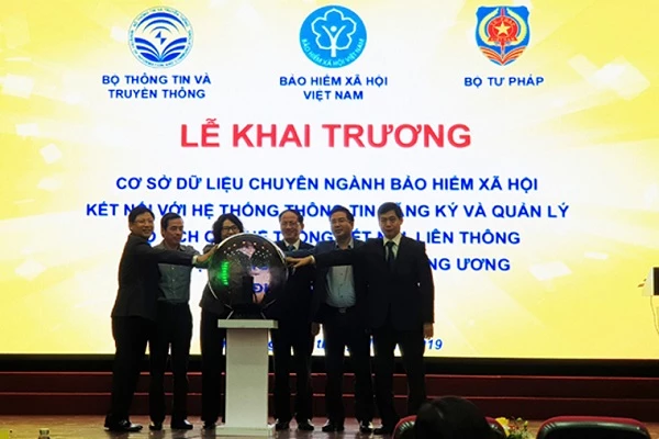 Các đại biểu thực hiện nghi thức khai trương cơ sở dữ liệu chuyên ngành bảo hiểm xã hội kết nối với Hệ thống thông tin đăng ký và quản lý hộ tịch qua Hệ thống kết nối, liên thông các hệ thống thông tin ở Trung ương và địa phương. 