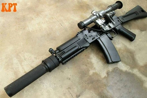 AK-9 được Nga chế tạo để dành riêng cho lực lượng đặc nhiệm của nước này. Khẩu súng trường tấn công AK này có thiết kế cực độc với giảm thanh có thể tháo rời và kính ngắm kẹp thân. Nguồn ảnh: KPT.