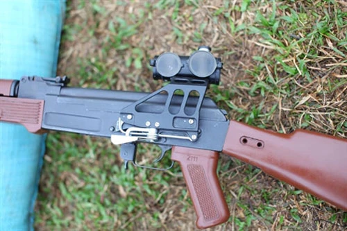 Súng AK-47 do Nhà máy Z111 nâng cấp với ốp lót, báng và tay cầm bằng nhựa, kết hợp ray lắp kính ngắm