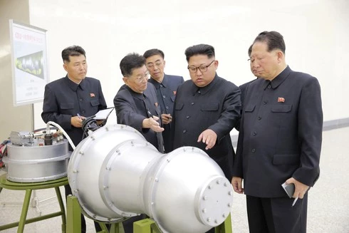 Chủ tịch Triều Tiên Kim Jong-un thị sát một loại vũ khí do nước này sản xuất. (Ảnh: AP)