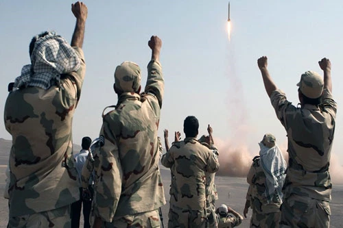 Trong những năm gần đây, Iran đã vươn lên trở thành một trong những quốc gia có sức mạnh tên lửa đáng gờm của thế giới. Bằng hàng loạt vụ phóng thử tên lửa và việc cho ra đời các loại tên lửa hiện đại, Iran đã chứng minh rằng mình là một đối thủ cực kỳ đáng gờm trên quốc tế bất chấp mọi lệnh cấm vật hà khắc. Nguồn ảnh: Sputnik.