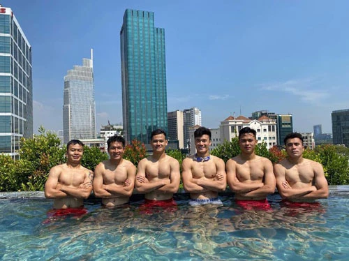 Dàn cầu thủ U22 Việt Nam khoe body 6 múi tại bể bơi. Ảnh: Facebook