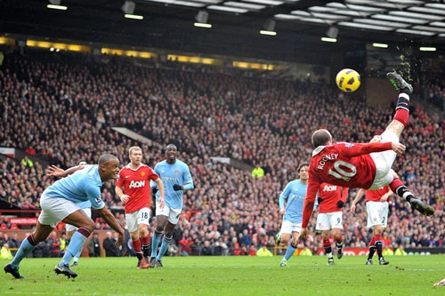 Pha làm bàn của Wayne Rooney vào lưới Man City.