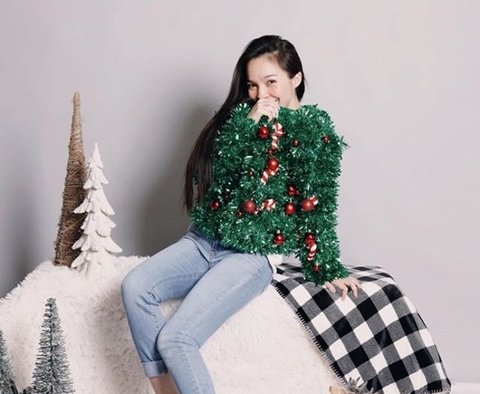 Hiền Thục tự biến mình thành cây thông Noel, xuất hiện tại hội sách của du học sinh Việt tại Mỹ