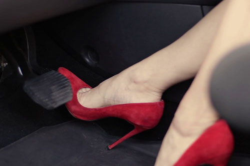 Nguyên nhân và cách khắc phục tình trạng đạp nhầm chân ga