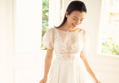 Á hậu Hoàng Oanh tung loạt ảnh thử váy cưới nhưng gương mặt cô dâu lại gây chú ý vì điều này