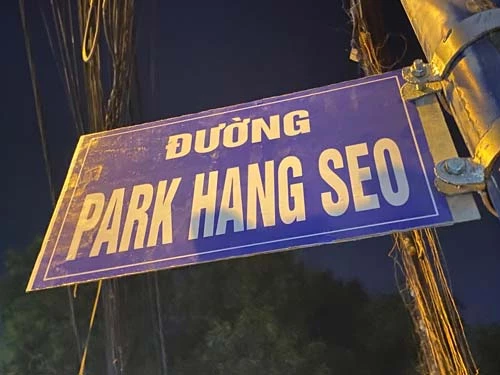 Tấm biển có tên HLV Park Hang Seo đã được gỡ xuống.