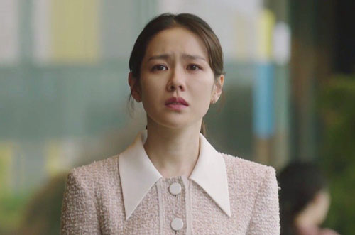 Phờ phạc chăm chồng bị tai nạn, anh bất ngờ nhào từ giường bệnh xuống quỳ xin tôi cứu mạng