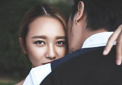 Tôi nghi ngờ chồng kém tuổi ngoại tình