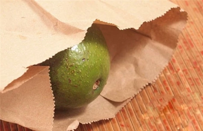 Túi giấy là vật liệu lý tưởng để ủ chín trái cây.