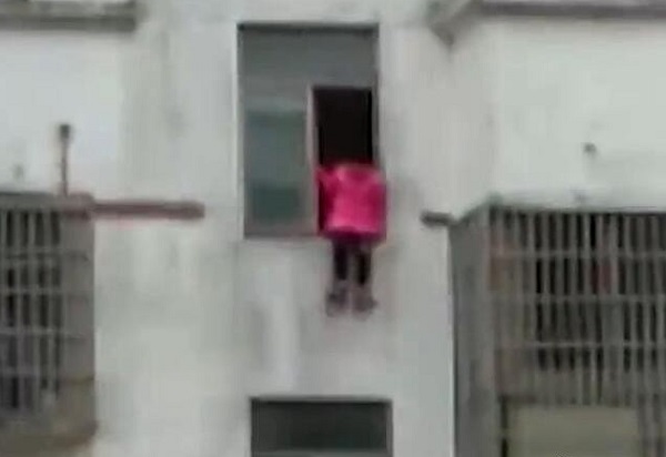 Bị mẹ kiểm tra điện thoại, bé gái 13 tuổi nhảy lầu tự tử