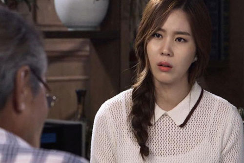 Bố chồng giả vờ tốt khi chăm tôi ở cữ