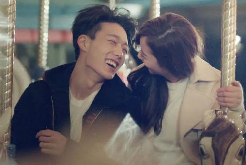 Đi đăng ký kết hôn mà tôi và chồng bị nhìn ngó bàn tán đến ngượng chín cả mặt