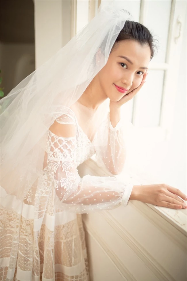 Á hậu Hoàng Oanh tung loạt ảnh thử váy cưới nhưng gương mặt cô dâu lại gây chú ý vì điều này - Ảnh 10.