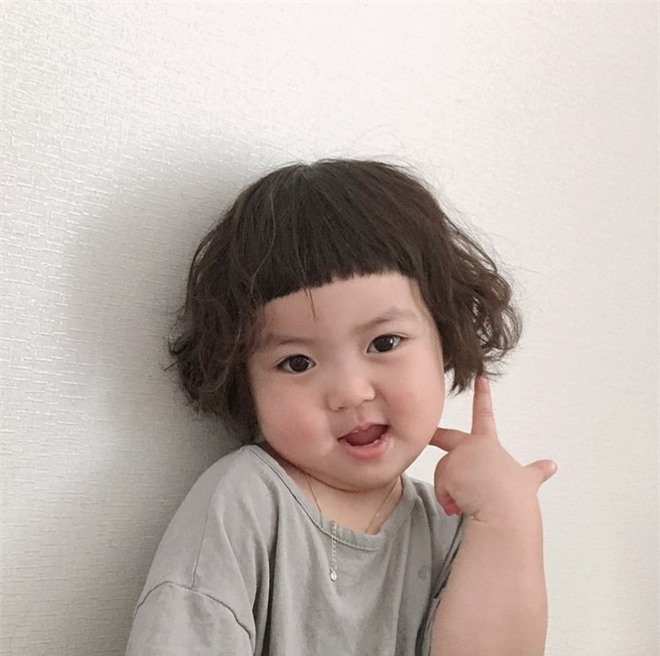 Nếu bạn thích nhìn những hình ảnh đáng yêu của các bé nít Hàn Quốc, thì không thể bỏ qua bức hình này. Một cô bé đáng yêu và tinh nghịch sẽ khiến bạn cười nghiêng ngả.