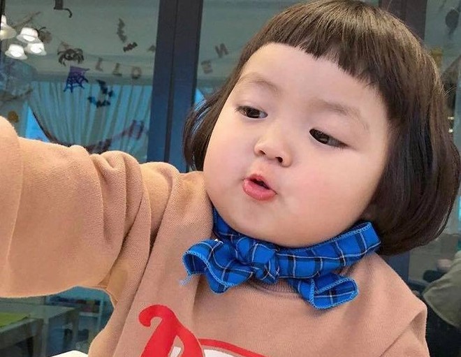 Một bức ảnh của bé giá Hàn Quốc xinh đẹp và đáng yêu sẽ khiến bạn phải xao xuyến. Những bộ quần áo nhỏ xinh với thiết kế cầu kỳ sẽ giúp bé trông thật đáng yêu và đầy cá tính.