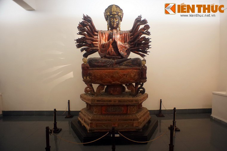 Tượng quỷ dữ đội Phật Quan Âm cực lạ của chùa Hội Hạ