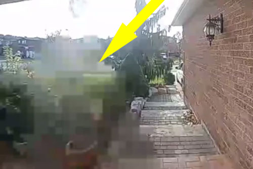 Kinh hãi trước cảnh bóng ma mờ ảo xuất hiện trước cửa nhà