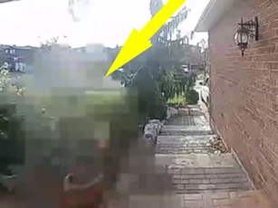 Kinh hãi trước cảnh bóng ma mờ ảo xuất hiện trước cửa nhà