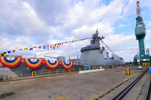 Hôm thứ hai vừa rồi, Hàn Quốc đã cho hạ thuỷ khinh hạm mới nhất của nước này được đóng theo lớp Daegu. Đây là khinh hạm thứ ba của Hàn Quốc được đóng theo lớp Daegu và là chiếc thứ hai đang được Hàn Quốc hoàn thiện. Nguồn ảnh: Chosul.