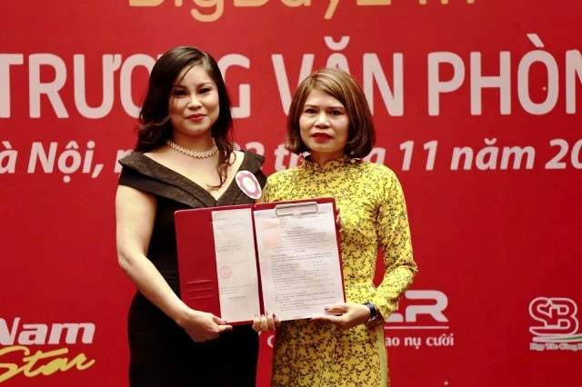 Bà Nguyễn Thị Ngọc (bên trái) giám đốc Văn phòng đại diện Bigbuy24h nhận quyết định thành lập Văn phòng đại diện 4.