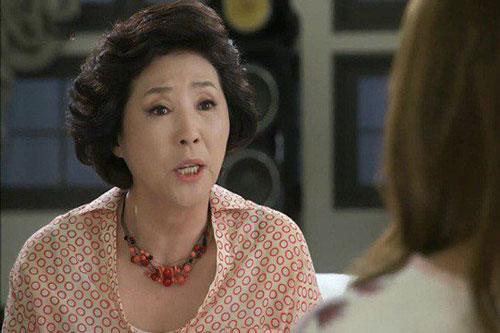 Định "đổi gió" buổi trưa thì mẹ chồng điện mắng xối xả, tôi giật mình trước điều bà lén lút làm