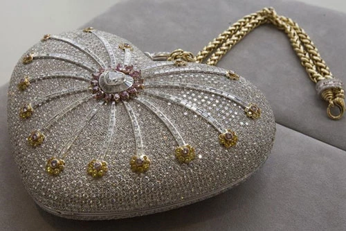 1. Ví kim cương “Mouawad nghìn lẻ một đêm” – Trị giá 3,8 triệu USD: Tổng cộng, nó được đính 4.517 viên kim cương. Trong đó có 4.356 viên kim cương không màu, 56 viên kim cương hồng và 105 viên kim cương màu vàng.