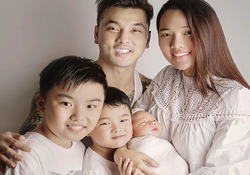 Ca sĩ Ưng Hoàng Phúc kể chuyện thay tã, bế con phụ vợ