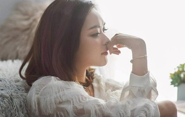 Chồng báo đi công tác dài ngày với hành lí nặng trịch, ngờ đâu mấy hôm sau cô bạn thân từ hồi mẫu giáo gọi cho vợ thông báo một tin động trời